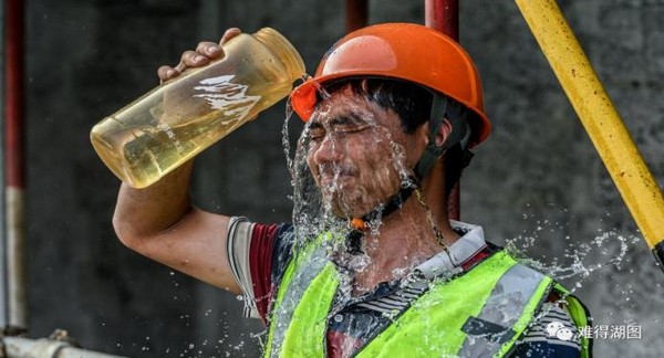 不堕吾辈青云志，甘逆狂风暴雨行